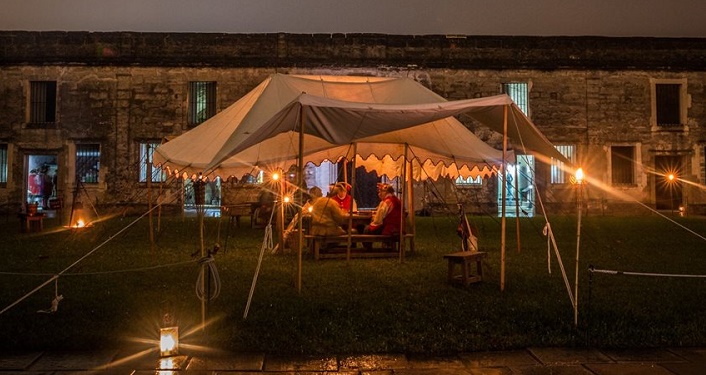 Reenactors doing demonstations by candlelight at the Castillo