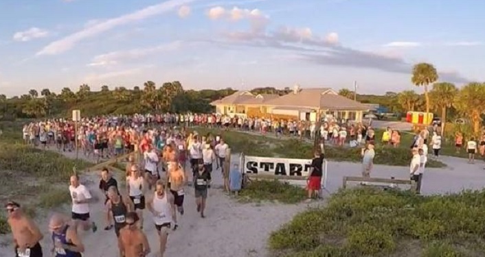 image of runners at start of Endless Summer 10K & 5K Beach Run / Walk