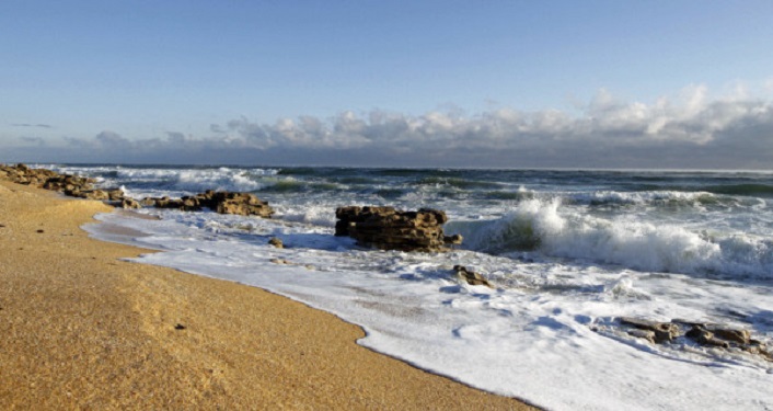 image of large rocks on shoreline near Marineland, seen on Marineland Beach Walk
