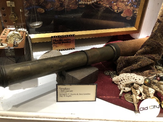 Image contains a spyglass in a case.