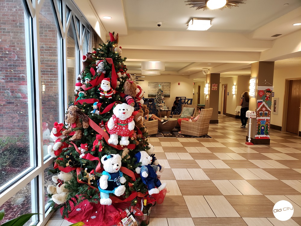 Image contains a hotel lobby with a Christmas tree and other holiday decorations.